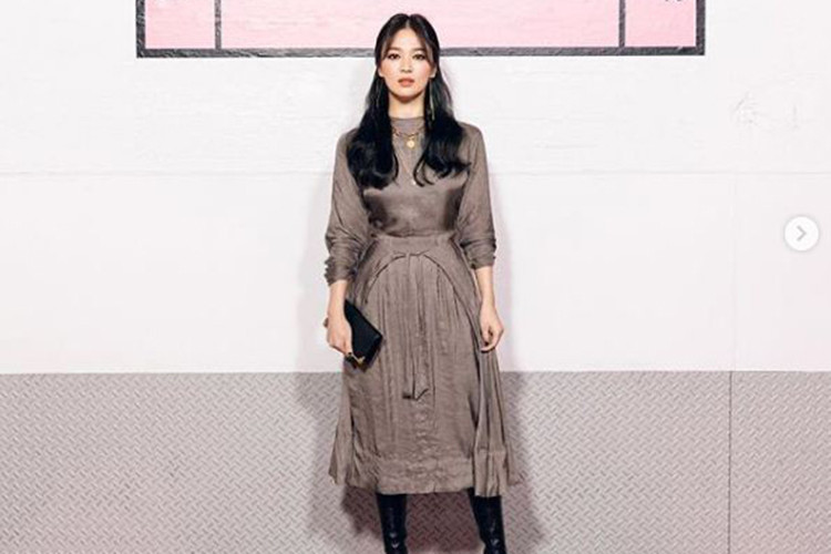 Nữ diễn viên đến nay quyết không đeo nhẫn cưới dù trước đó đây là vật bất ly thân của cô.