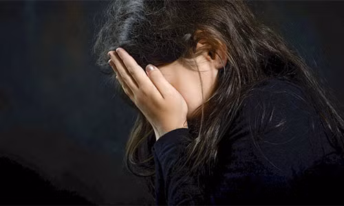 Con gai chet lang khi phat hien su that ve nguoi bo dinh dac