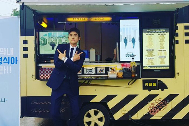 Năm 2018, Song Hye Kyo từng gửi xe cà phê cho Park Hyung Sik khi anh quay bộ phim "Suits". Được biết, nữ diễn viên đã nhắn nhủ đàn em rằng “Hyung Sik đẹp trai, trẻ trung nhất của chúng ta. Ở ngay đây". Ảnh: Saostar