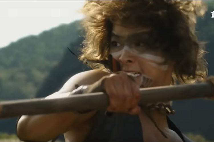 Song Hye Kyo công khai ủng hộ phim của Park Hyung Sik nhưng lại chưa có bất kì động thái nào đối với Song Joong Ki khi phim của Song Joong Ki cũng sắp ra mắt. Ảnh: Dramabeans