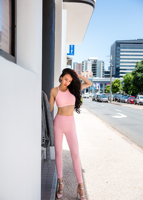 Nhờ lợi thế về ngoại hình, Di Nhã tham gia khá nhiều phim bom tấm của Hollywood.