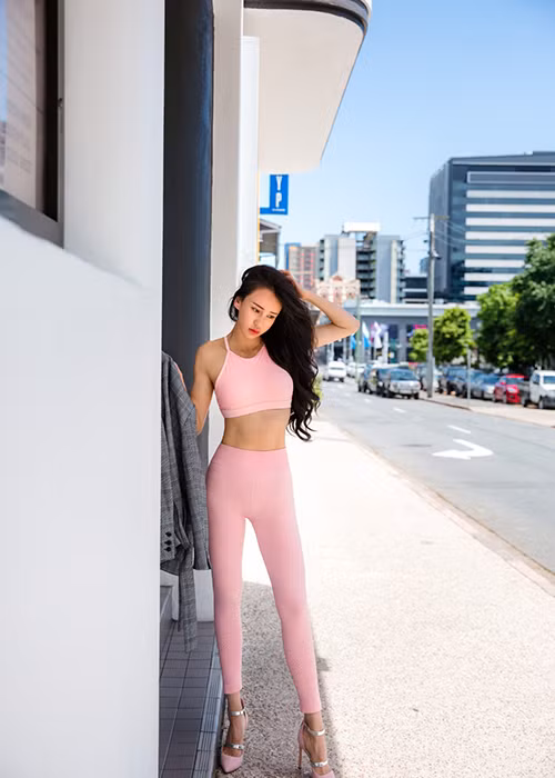 Nhờ lợi thế về ngoại hình, Di Nhã tham gia khá nhiều phim bom tấm của Hollywood.