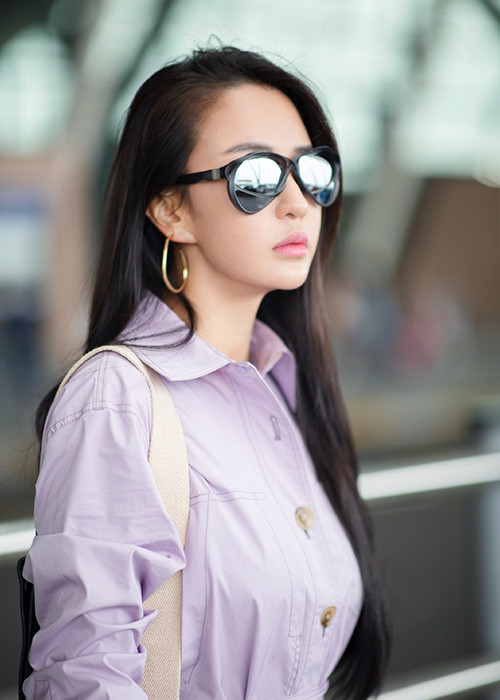 Hình ảnh nữ diễn viên kiêm người mẫu ăn mặc trẻ trung tại sân bay sang Pháp dự Cannes 2019.