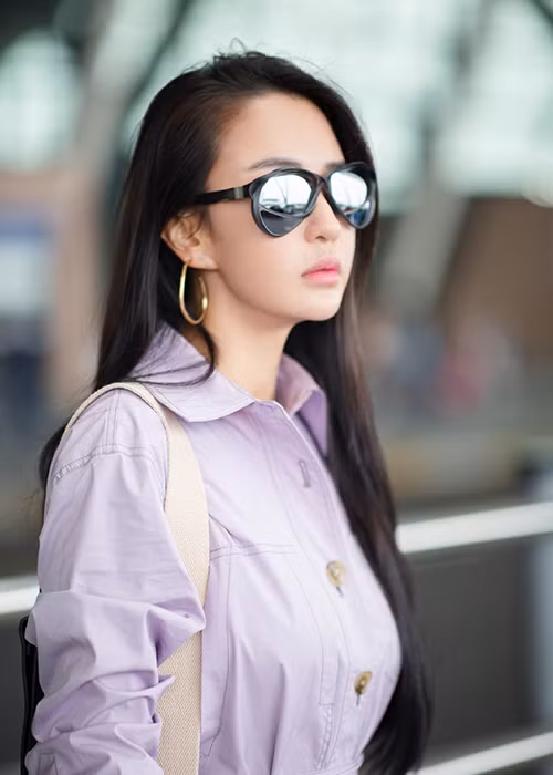 Hình ảnh nữ diễn viên kiêm người mẫu ăn mặc trẻ trung tại sân bay sang Pháp dự Cannes 2019.