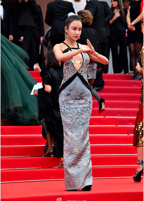 Di Nhã bị nhiều cư dân mạng xứ Trung chỉ trích cố tình khoe vòng một để gây chú ý.