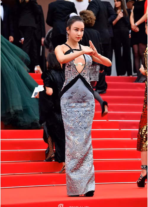 Di Nhã bị nhiều cư dân mạng xứ Trung chỉ trích cố tình khoe vòng một để gây chú ý.