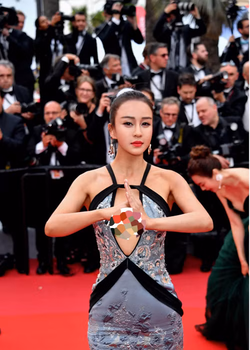 Di Nhã sinh năm 1987, là giáo viên dạy yoga và taekwondo trước khi trở thành diễn viên, người mẫu.