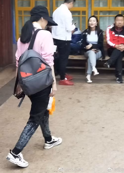 Sau scandal Phạm Băng Băng trốn thuế, khán giả vẫn chưa thể đón nhận việc nữ diễn viên trở lại làng giải trí. Nhiều người thậm chí đòi tẩy chay Phạm Băng Băng. Về phía Phạm Băng Băng, cô gần như ở ẩn. Cho đến thời gian trở lại đây, nữ diễn viên mới xuất hiện thường xuyên hơn.