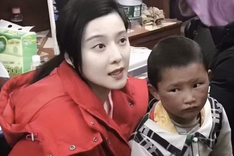 Phạm Băng Băng ăn mặc giản dị, thân thiện với các em nhỏ trong chuyến từ thiện.