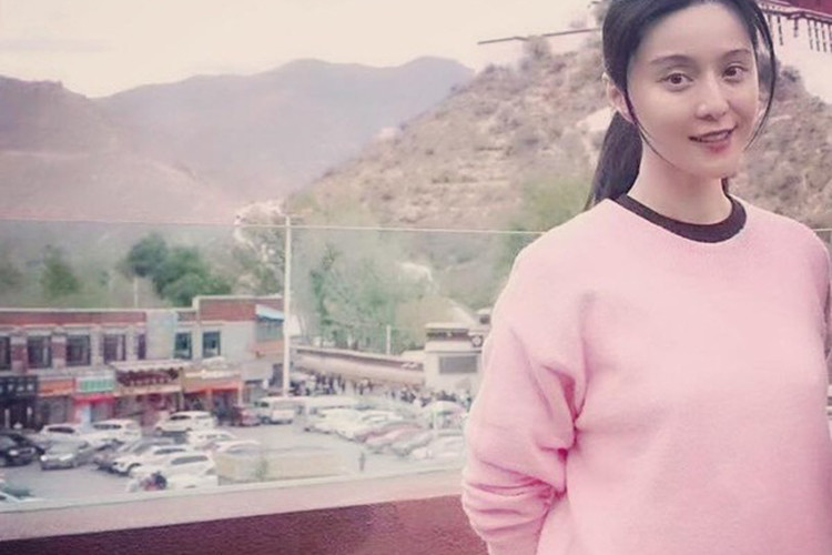 Phạm Băng Băng dường như bị mệt vì sự khắc nghiệt của thời tiết ở Tây Tạng.