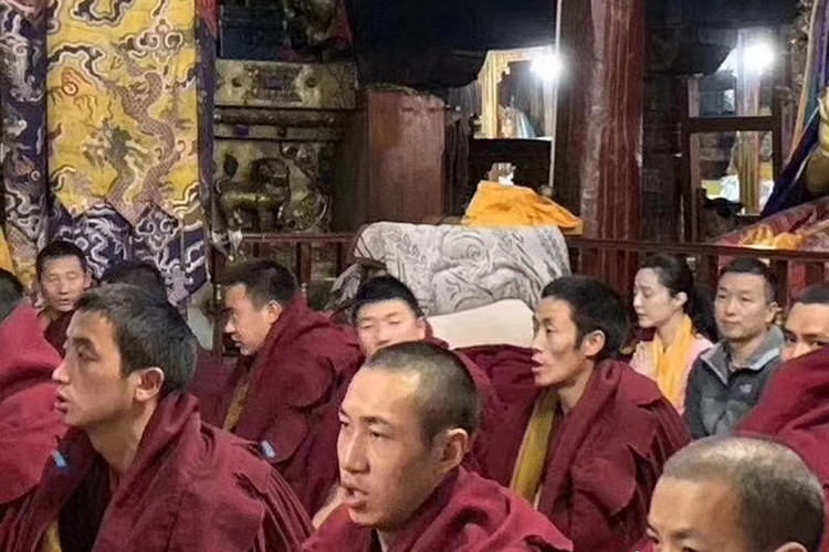 Trong chuyến từ thiện, Phạm Băng Băng dành thời gian đến ngôi chùa Đại Chiêu Tự để cúng bái Phật Tổ.