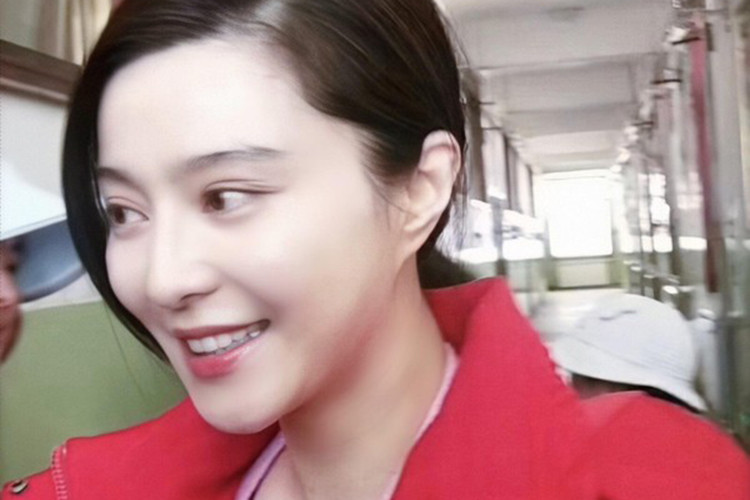 Nữ diễn viên để mặt mộc, ăn mặc giản dị trong chuyến đi nhưng vẫn hút mọi ánh nhìn.