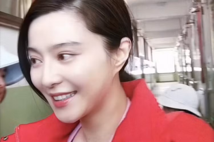 Nữ diễn viên để mặt mộc, ăn mặc giản dị trong chuyến đi nhưng vẫn hút mọi ánh nhìn.