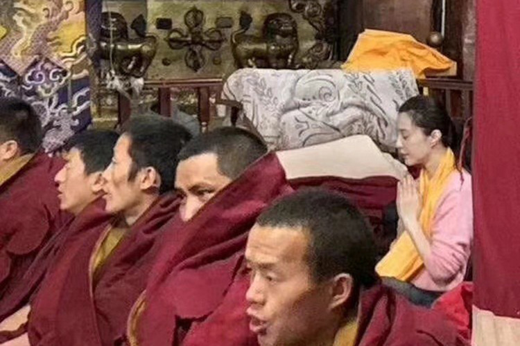 Nữ diễn viên thành tâm kính bái.