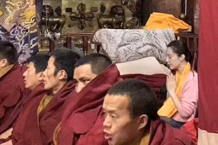 Nữ diễn viên thành tâm kính bái.