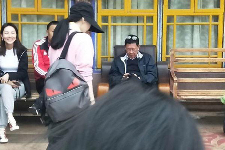 Người đẹp lặng lẽ ra về sau khi cúng bái Phật Tổ.