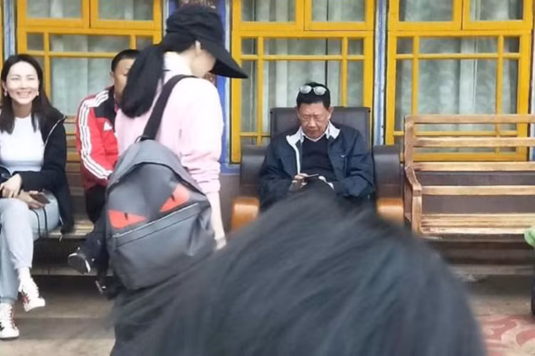 Người đẹp lặng lẽ ra về sau khi cúng bái Phật Tổ.