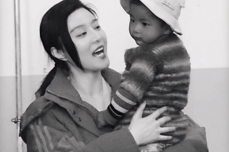 Hình ảnh Phạm Băng Băng bế một em nhỏ.