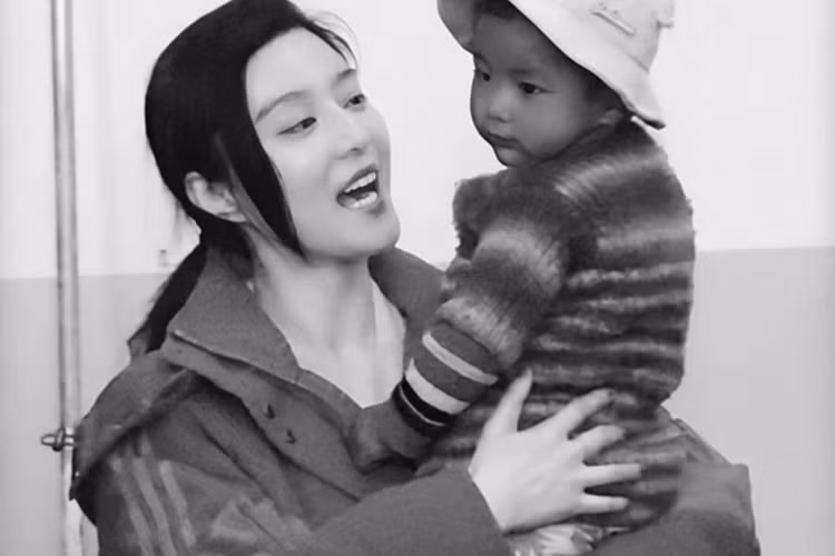 Hình ảnh Phạm Băng Băng bế một em nhỏ.