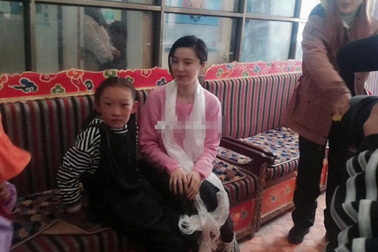 Nữ diễn viên đã đến thăm các em nhỏ không may mắc bệnh tim.