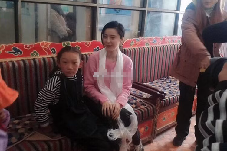 Nữ diễn viên đã đến thăm các em nhỏ không may mắc bệnh tim.