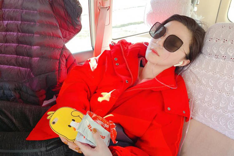 Mới đây, trợ lý của Phạm Băng Băng đăng tải hình ảnh nữ diễn viên nằm trong xe thở oxy trải qua 2 ngày của chuyến đi từ thiện.