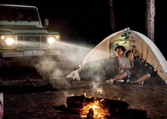 Hình ảnh Tiến Đạt tình cảm bên bà xã trong một chuyến du lịch.