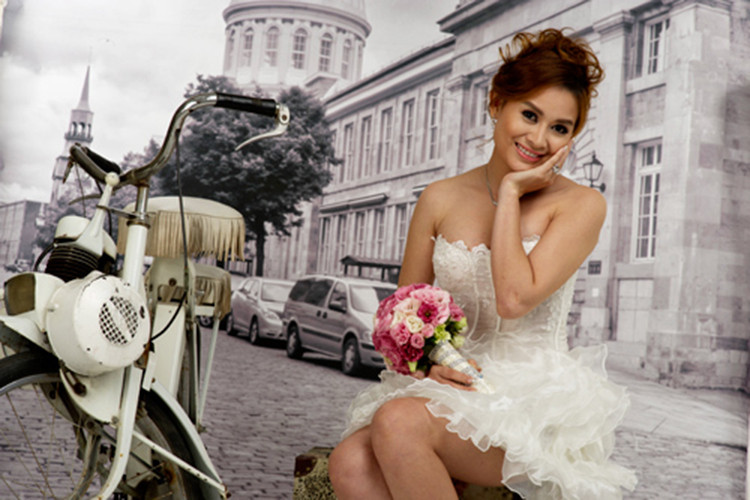 Theo Thế giới trẻ, khi được hỏi về thông tin Hồng Tơ bị bắt, vợ của nam nghệ sĩ nói: "Ai đưa tin nhảm vậy trời, để tôi nói anh Hồng Tơ".