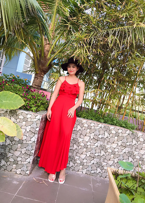 “Tôi có sợ anh ấy “ngựa quen đường cũ”. Gia đình tôi phản đối, không muốn cho tôi lấy nghệ sĩ. Lúc đó, tôi đã dẫn anh về thăm quê. Khi ba mẹ gặp gỡ thì đồng ý cho tôi kết hôn”, Kim Loan nói.