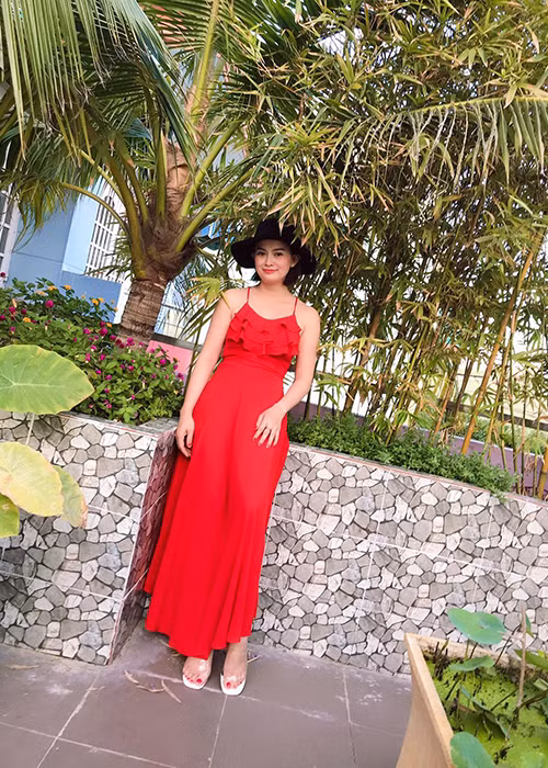 “Tôi có sợ anh ấy “ngựa quen đường cũ”. Gia đình tôi phản đối, không muốn cho tôi lấy nghệ sĩ. Lúc đó, tôi đã dẫn anh về thăm quê. Khi ba mẹ gặp gỡ thì đồng ý cho tôi kết hôn”, Kim Loan nói.