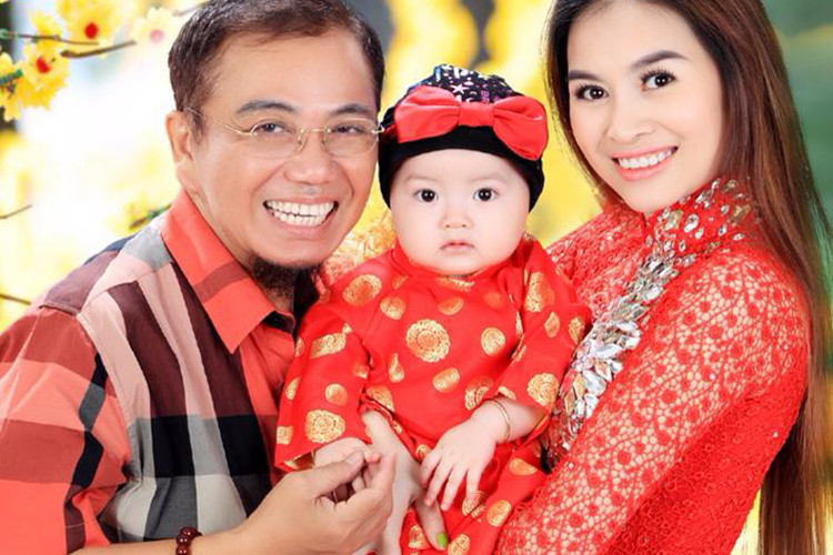 Hồng Tơ kết hôn với Kim Loan vào năm 2012. Trước đó, anh từng qua một lần đò.