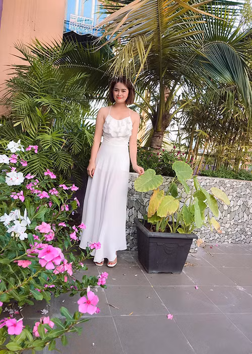 Kim Loan từng chia sẻ, cô đã sốc khi trước ngày cưới mới biết Hồng Tơ từng có vợ con và quá khứ vướng vào cờ bạc, đỏ đen.