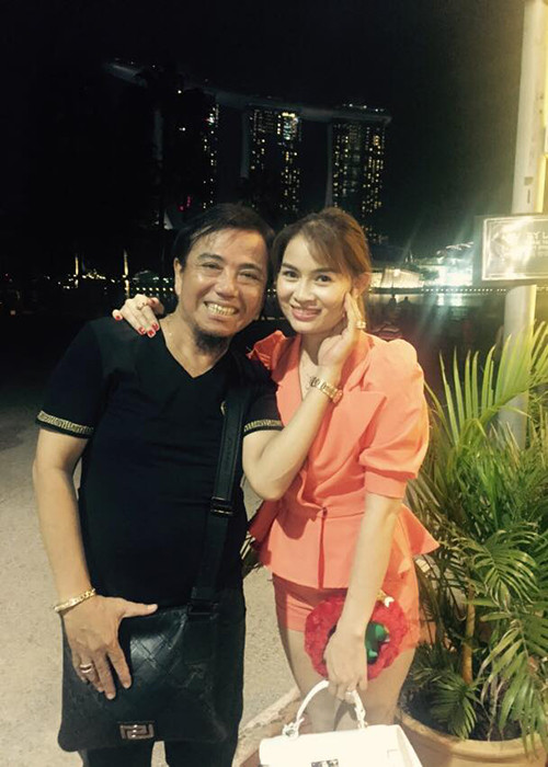 Được biết, Kim Loan sinh ra ở trong một gia đình 7 anh chị em, gốc Huế. Cô kết hôn khi ở độ tuổi 31. Khi đó, Hồng Tơ bước sang tuổi 54.