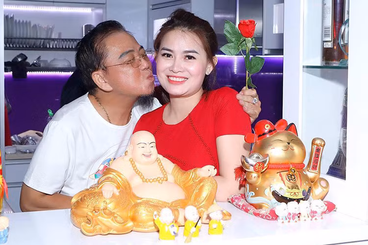 Sau 7 năm kết hôn, tình cảm vợ chồng Hồng Tơ vẫn mặn nồng.