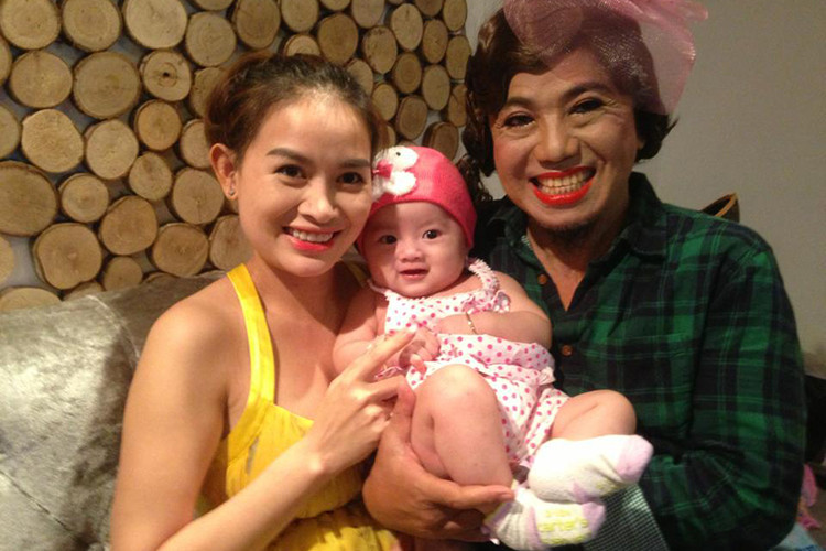 Kim Loan được khen ngợi có gu thời trang trẻ trung, gợi cảm.