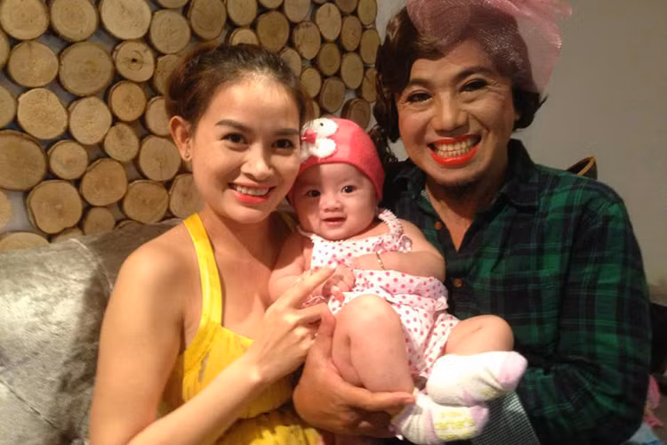 Kim Loan được khen ngợi có gu thời trang trẻ trung, gợi cảm.