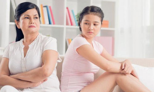 Me chong nguong chin mat vi con dau an mac ho bao