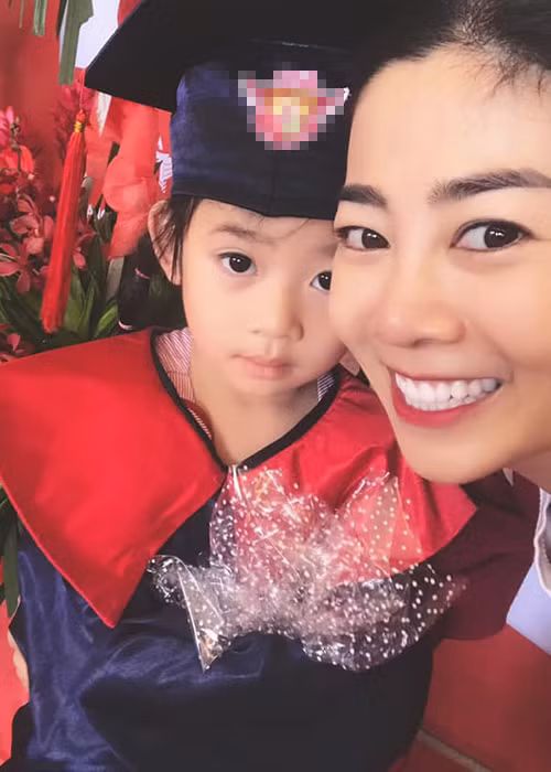  Mai Phương giải thích lý do sinh nhật của con gái diễn ra trước 3 tháng vì sinh nhật của con vào tháng 8 nhưng lúc đó học sinh được nghỉ hè nên các thầy cô quyết định tổ chức sớm.