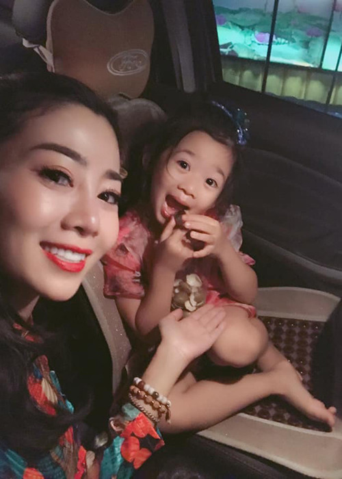 Mai Phương đang một mình nuôi con gái Lavie còn bố của bé - ca sĩ Phùng Ngọc Huy cố gắng hỗ trợ con gái hết mức có thể.