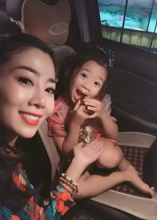 Mai Phương đang một mình nuôi con gái Lavie còn bố của bé - ca sĩ Phùng Ngọc Huy cố gắng hỗ trợ con gái hết mức có thể.
