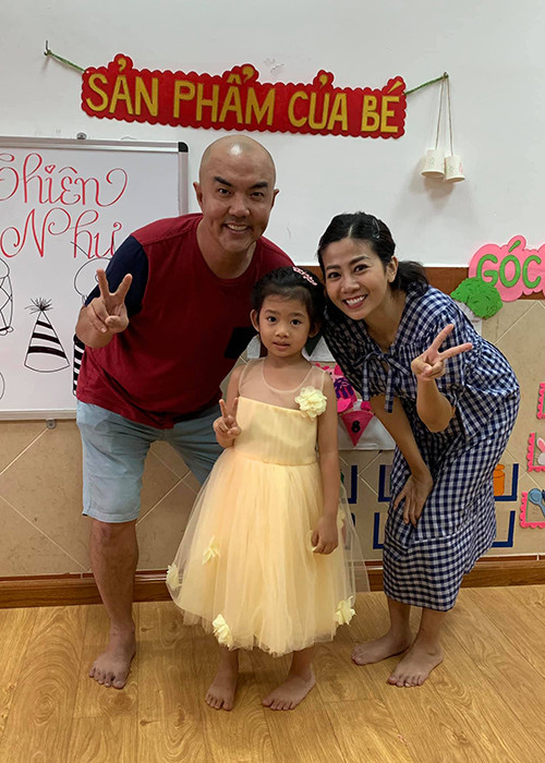 Hình ảnh tiệc sinh nhật của con gái Mai Phương do nghệ sĩ Quốc Thuận đăng tải. "Đến trường đón con vô tình biết trên lầu có tiệc rầm rầm, thì ra đó là tiệc sinh nhật của bé Lavie. Cậu chúc Lavie tuổi mới thật dễ thương, ngoan hiền, nhân hậu và tài năng như mami của con nha", nam nghệ sĩ chia sẻ.