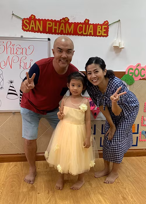 Hình ảnh tiệc sinh nhật của con gái Mai Phương do nghệ sĩ Quốc Thuận đăng tải. "Đến trường đón con vô tình biết trên lầu có tiệc rầm rầm, thì ra đó là tiệc sinh nhật của bé Lavie. Cậu chúc Lavie tuổi mới thật dễ thương, ngoan hiền, nhân hậu và tài năng như mami của con nha", nam nghệ sĩ chia sẻ.