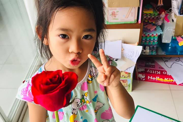 Bé Lavie dù còn nhỏ nhưng đã biết yêu thương mẹ. Được biết, trong Ngày của mẹ, cô nhóc đã tặng mẹ hoa.