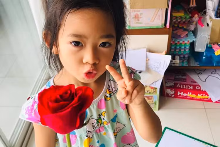 Bé Lavie dù còn nhỏ nhưng đã biết yêu thương mẹ. Được biết, trong Ngày của mẹ, cô nhóc đã tặng mẹ hoa.