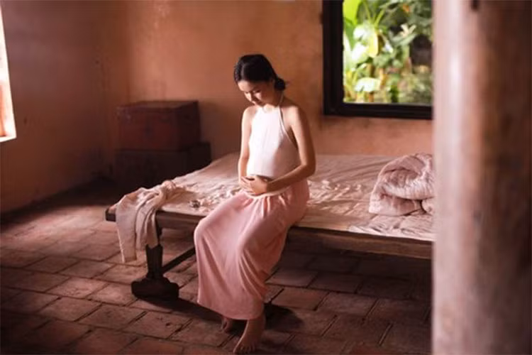 Số đông cư dân mạng lẫn nghệ sĩ đều cho rằng không nên để một diễn viên 13 tuổi như Trà My có quá nhiều cảnh nhạy cảm như vậy, hơn nữa Trà My lại tự mình thực hiện thay vì sử dụng diễn viên đóng thế đủ tuổi trưởng thành. Ảnh: Đời sống pháp luật