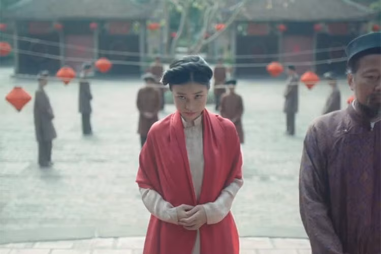 Gần đây, bộ phim “Người vợ ba” thu hút sự quan tâm của dư luận bởi chuyện diễn viên đóng cảnh nóng ở tuổi 13. Cụ thể, đóng vai Mây - vợ ba của một người đàn ông trung niên sống ở cuối thể kỷ 19, Trà My đã phải thực hiện nhiều cảnh quay nhạy cảm. Ảnh: Zing