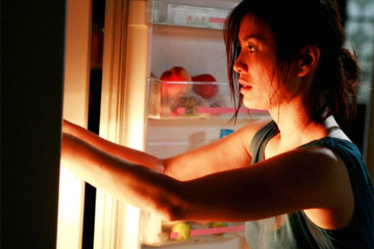 Xem “Bi, đừng sợ”, khán giả đỏ mặt trước cảnh mẹ Bi luồn tay vào quần chồng để “gợi ý” nhưng không được đáp ứng, cảnh giường chiếu của bố mẹ Bi, cảnh cô giáo của Bi dùng đá lạnh nhằm khỏa lấp ham muốn. Ảnh: Dân Việt