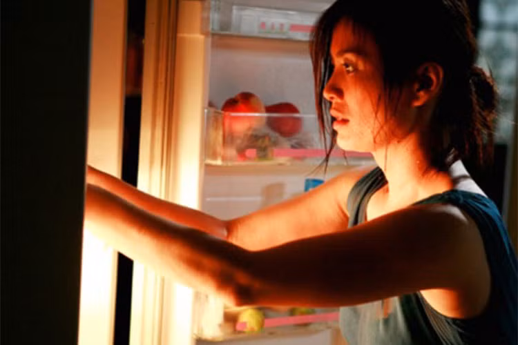 Xem “Bi, đừng sợ”, khán giả đỏ mặt trước cảnh mẹ Bi luồn tay vào quần chồng để “gợi ý” nhưng không được đáp ứng, cảnh giường chiếu của bố mẹ Bi, cảnh cô giáo của Bi dùng đá lạnh nhằm khỏa lấp ham muốn. Ảnh: Dân Việt