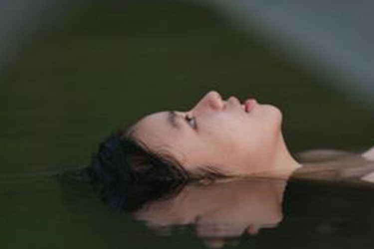 Hai trong số phân cảnh nóng gây tranh cãi nhất của “Người vợ ba” là cảnh Trà My lộ một phần bầu ngực trên mặt nước dù đã được làm mờ đi và cảnh chồng của Mây húp trứng trên bụng vợ. Ảnh: Zing