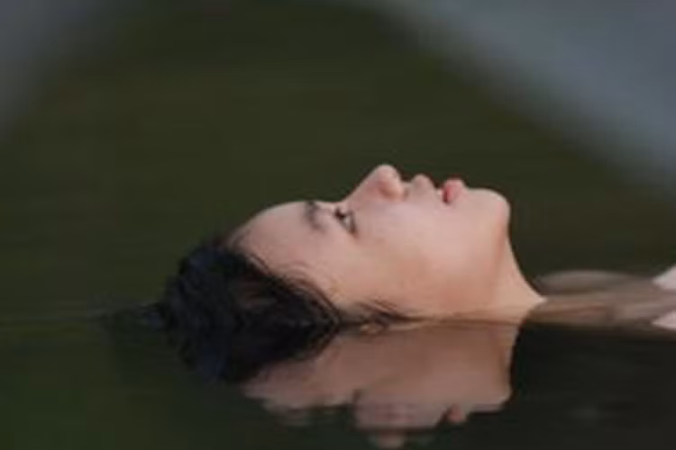 Hai trong số phân cảnh nóng gây tranh cãi nhất của “Người vợ ba” là cảnh Trà My lộ một phần bầu ngực trên mặt nước dù đã được làm mờ đi và cảnh chồng của Mây húp trứng trên bụng vợ. Ảnh: Zing